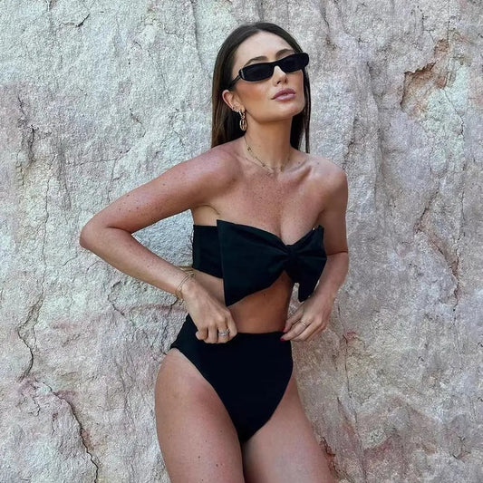 Dam Bikini Set – Bandeau Överdel – Hög Midja – Sleek Passform – Rosdetalj