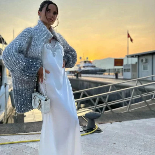 Kvinnors Satinklänning – Lång Elegant Passform – Spetsdetaljer – Med Chunky Stickad Cardigan