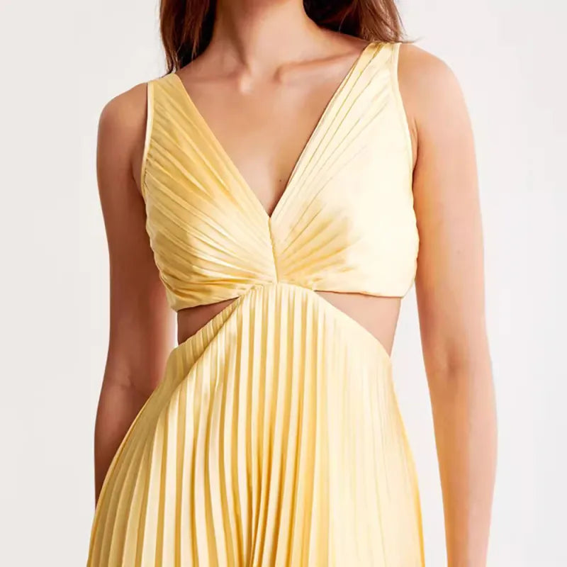 Damklänning - Plisserad midiklänning - V-ringad - Elegant utskärning